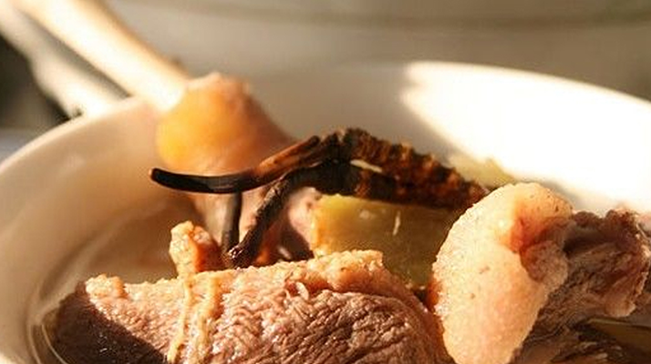 冬蟲(chóng)夏草燉鮮鮑湯：滋補(bǔ)珍饈的精心烹制