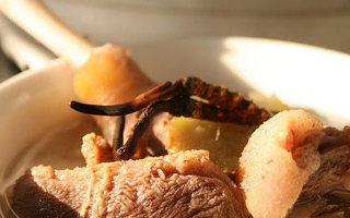 清燉冬蟲夏草雞湯：一口鮮到骨子里的秋冬養(yǎng)生方